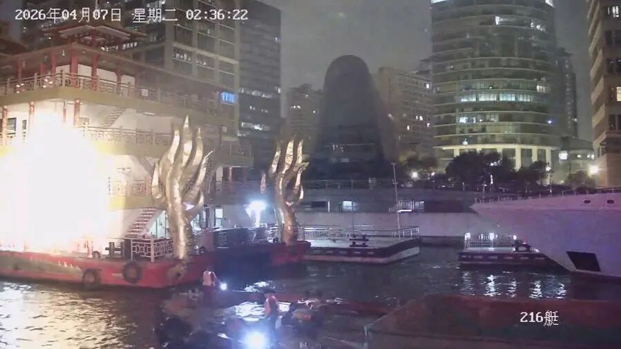 凌晨突发！一货船失控漂移，撞向另一艘船……